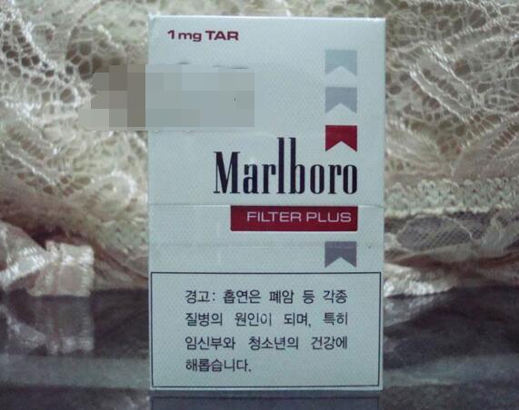 抽着柔和的高档香烟